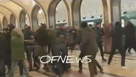 Футбольные фанаты «Динамо» устроили массовую драку в метро Москвы. Местро Маяковская.