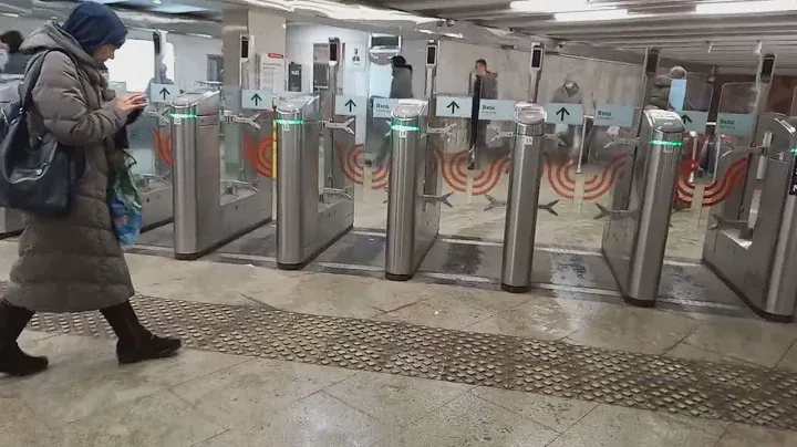 Как пользоваться картой ТРОЙКА в метро.
