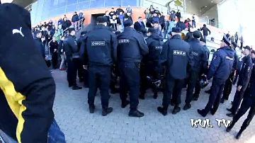 замес ОМОНа и фанатов Динамо СПб