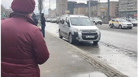 Бесплатные автобусы отменили, теперь бомбилы везут от «Динамо» до ТЦ «Авиапарк» за 400 рублей