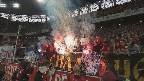 Фанаты Спартака жгут баннеры динамо