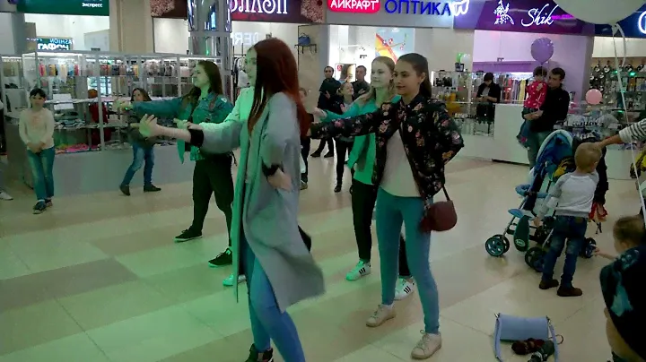 Девчонки круто  отожгли на открытии ТРЦ Мелодия в Апрелевке. Реальный флешмоб.