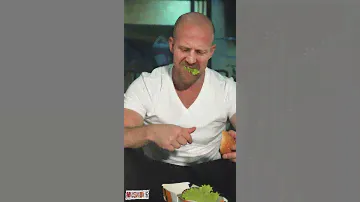 Как ест бургеры Джейсон Стейтем 🍔  Хитро))